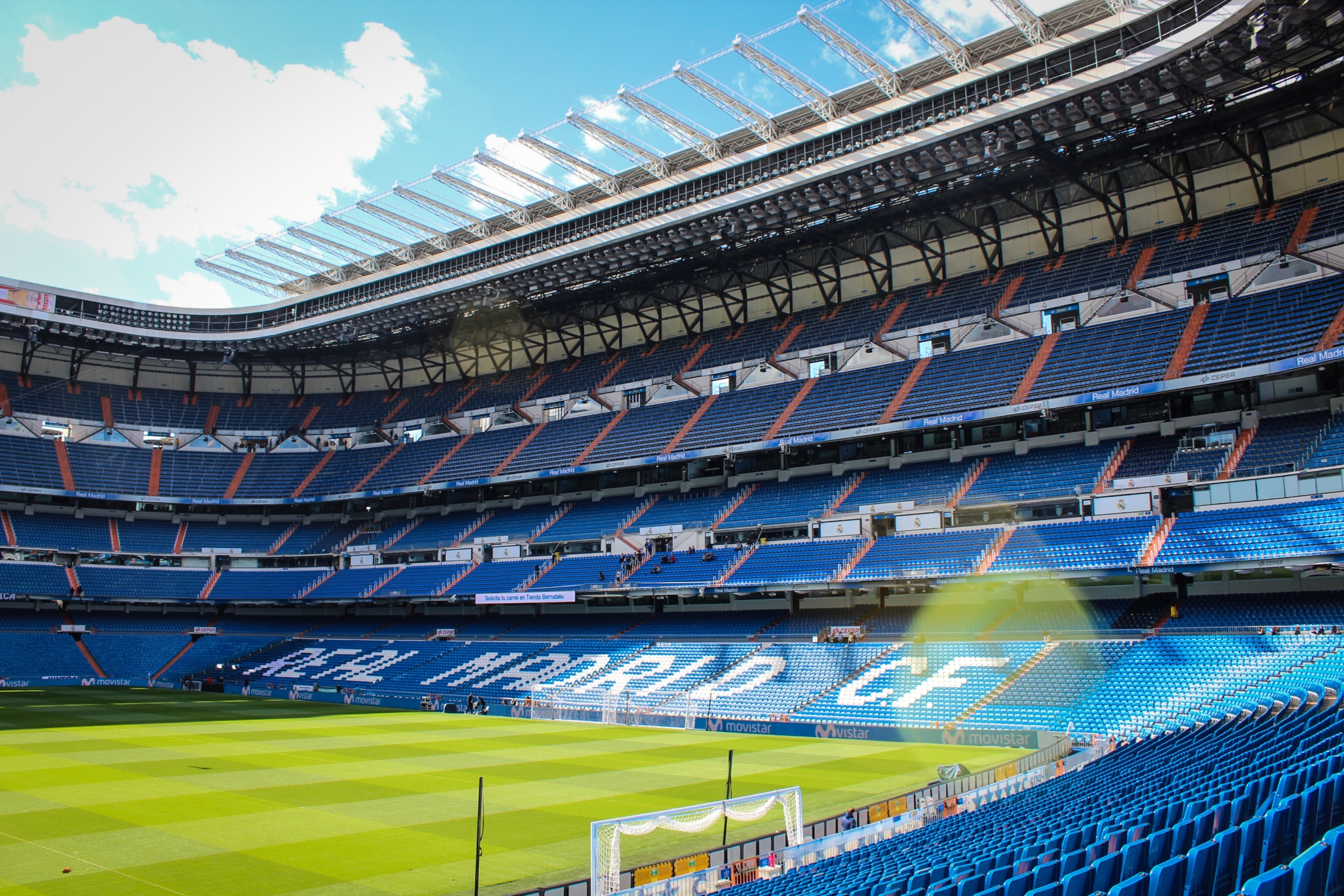 Сантьяго бернабеу. Реал Мадрид Сантьяго Бернабеу. Santiago Bernabeu Stadium. Футбольное поле Сантьяго Бернабеу.