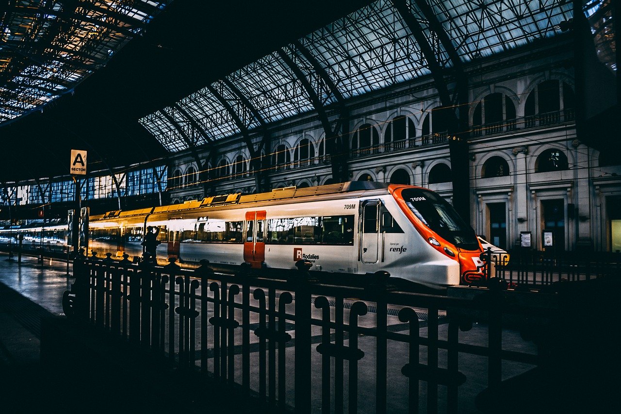 Barcelona train. Железнодорожный вокзал Барселоны. Поезд на Париж. Парижский вокзал в Барселоне. Поезд Барселона Париж.