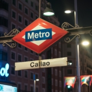 Указатель на вход в метро в Мадриде