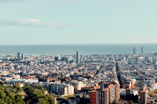 Панорама Барселоны с башней Акбар