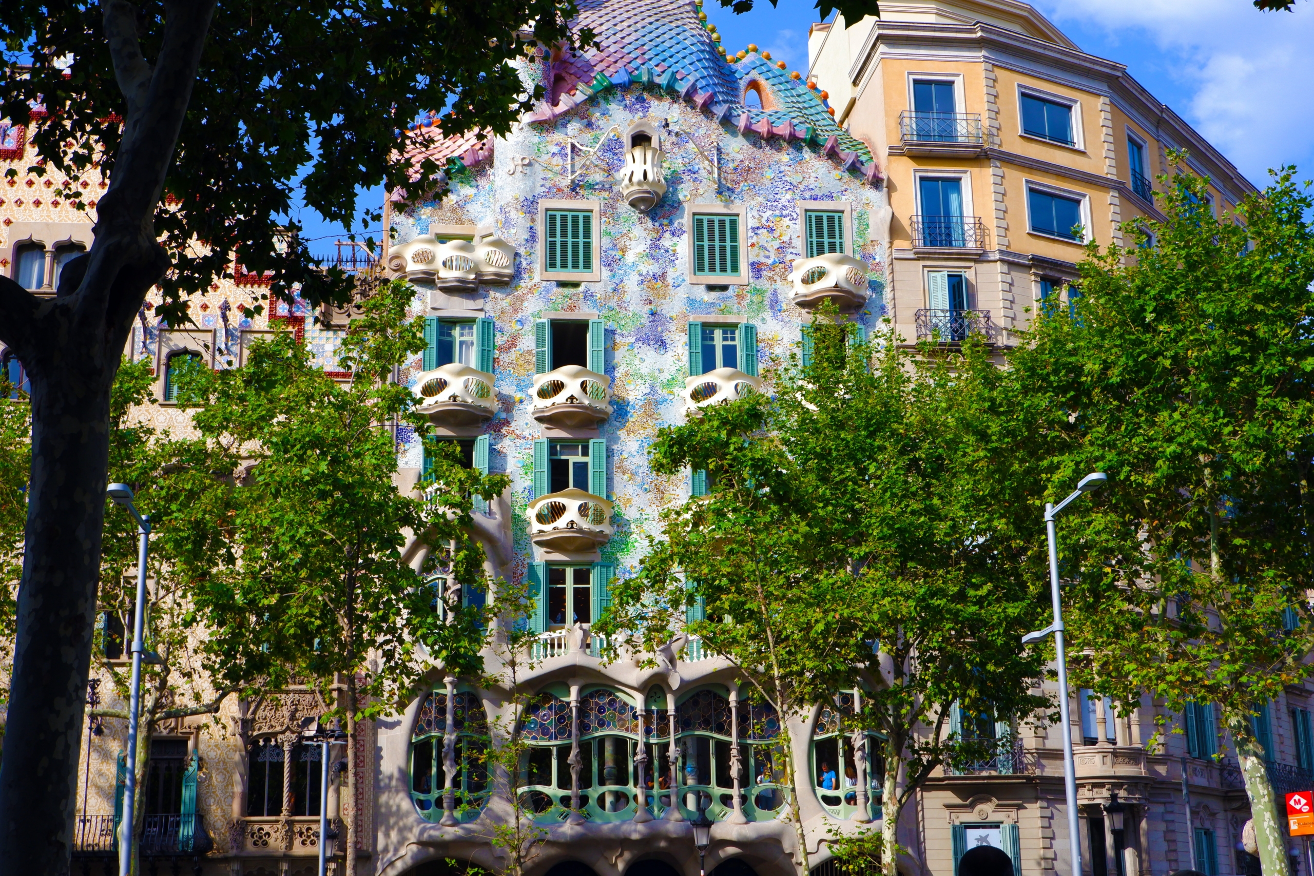 Дом Бальо в Барселоне: дракон на черепах