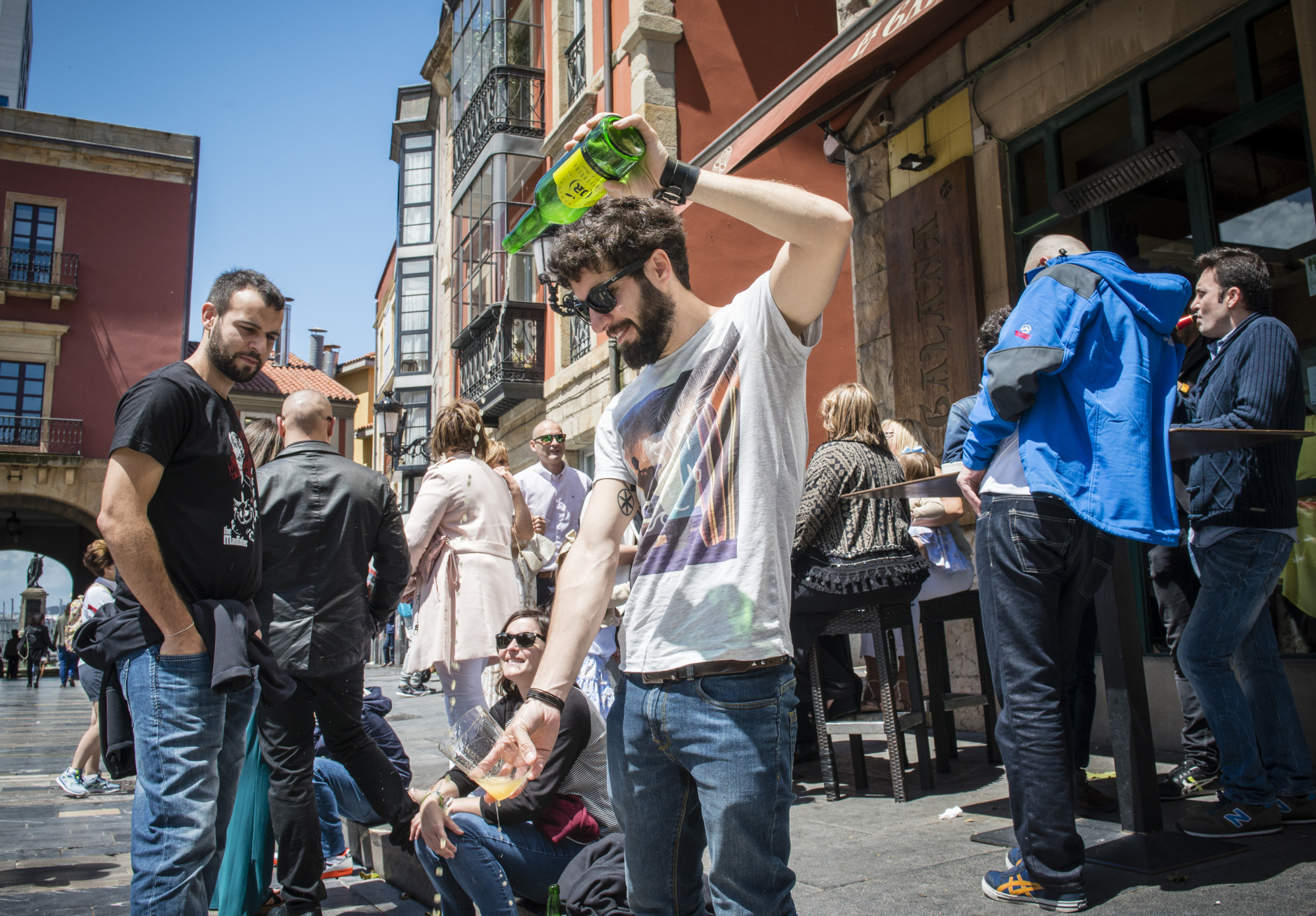 Как наливать сидр по-астурийски