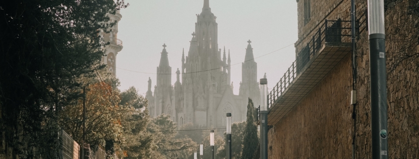 Гора Тибидабо вдали